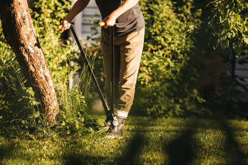 Jakie narzędzia ułatwią przycinanie trawnika przy krawędziach?